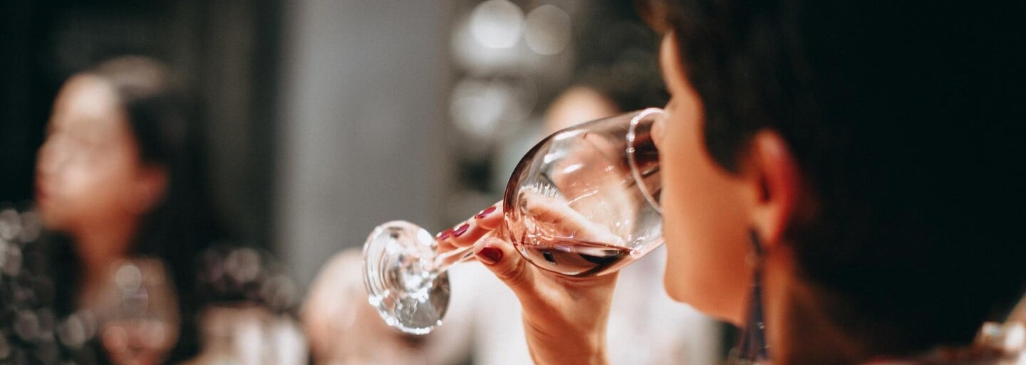 Výzkum: V Česku meziročně vzrostl počet každodenních kuřáků. Lidí, kteří pravidelně pijí alkohol, je méně