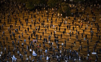 Vzorně protestující Izraelci se v tisících vydali na náměstí navzdory pandemii koronaviru. Odmítají korupci Vzorně protestující Izraelci se v tisících vydali na náměstí navzdory pandemii koronaviru. Odmítají korupci