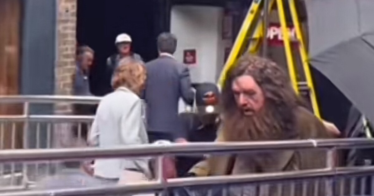 Seriál Harry Potter se už natáčí přímo v ulicích Londýna. Fanoušci přistihli Hagrida i Harryho