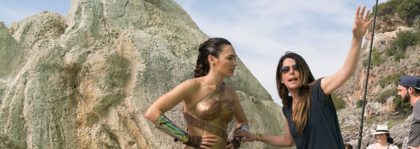 Warner Bros. oficiálne potvrdil, že Wonder Woman 2 zrežíruje Patty Jenkins. Na scenári pomôže aj tvorca The Expendables či Godzilly