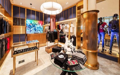 We Spent The Night In The 5-Star Hard Rock Hotel. It Is Filled To The Brim With Pieces From Stars Such As Eminem Or Lady Gaga We Spent The Night In The 5-Star Hard Rock Hotel. It Is Filled To The Brim With Pieces From Stars Such As Eminem Or Lady Gaga