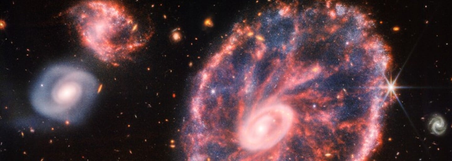 Webbův teleskop zachytil vzácný typ galaxie. Vzdálená je 500 milionů světelných let