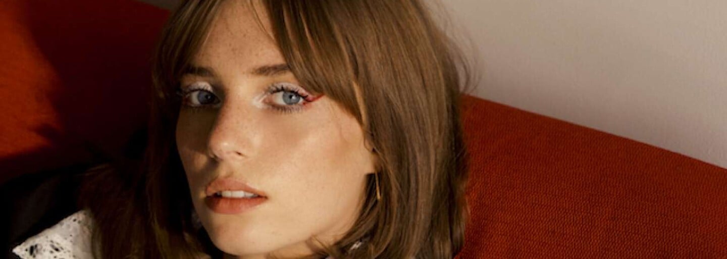 Weezer se radují z podzimu, Maya Hawke sází na melancholii a DaBaby střílí zrůdy. Poslechni si hudební novinky tohoto týdne