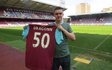 West Ham hlási novú posilu. Podpísal hráča FIFA Dragonna, ktorý získal profesionálnu zmluvu a dres s číslom 50! West Ham hlási novú posilu. Podpísal hráča FIFA Dragonna, ktorý získal profesionálnu zmluvu a dres s číslom 50!