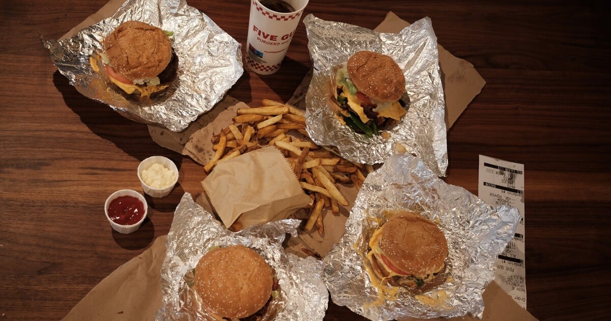 VELKÝ TEST FIVE GUYS: Ochutnali jsme nabídku nejnovějšího fastfoodu v Česku. Co doporučujeme a čemu se vyhnout?
