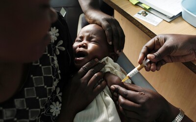 WHO odporučila vakcínu proti malárii. V Afrike by mala zachrániť desaťtisíce ľudí ročne