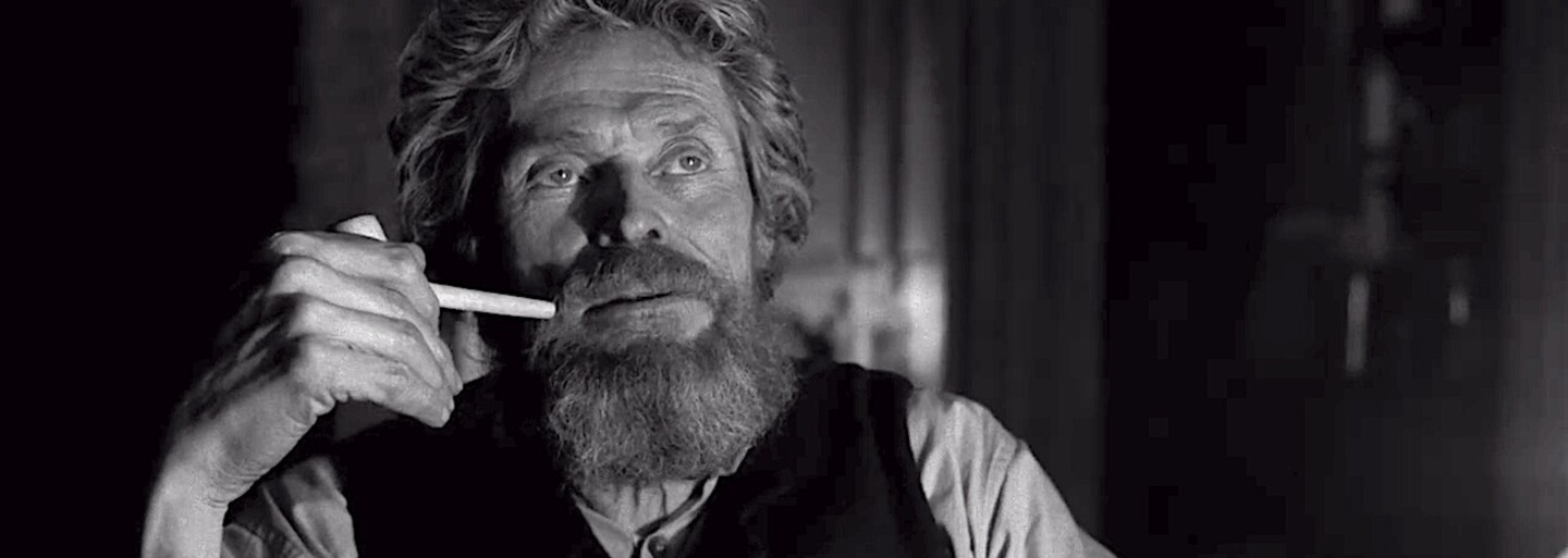 Willem Dafoe a Robert Pattinson zažívajú na záhadnom majáku psychedelickú nočnú moru plnú halucinácií