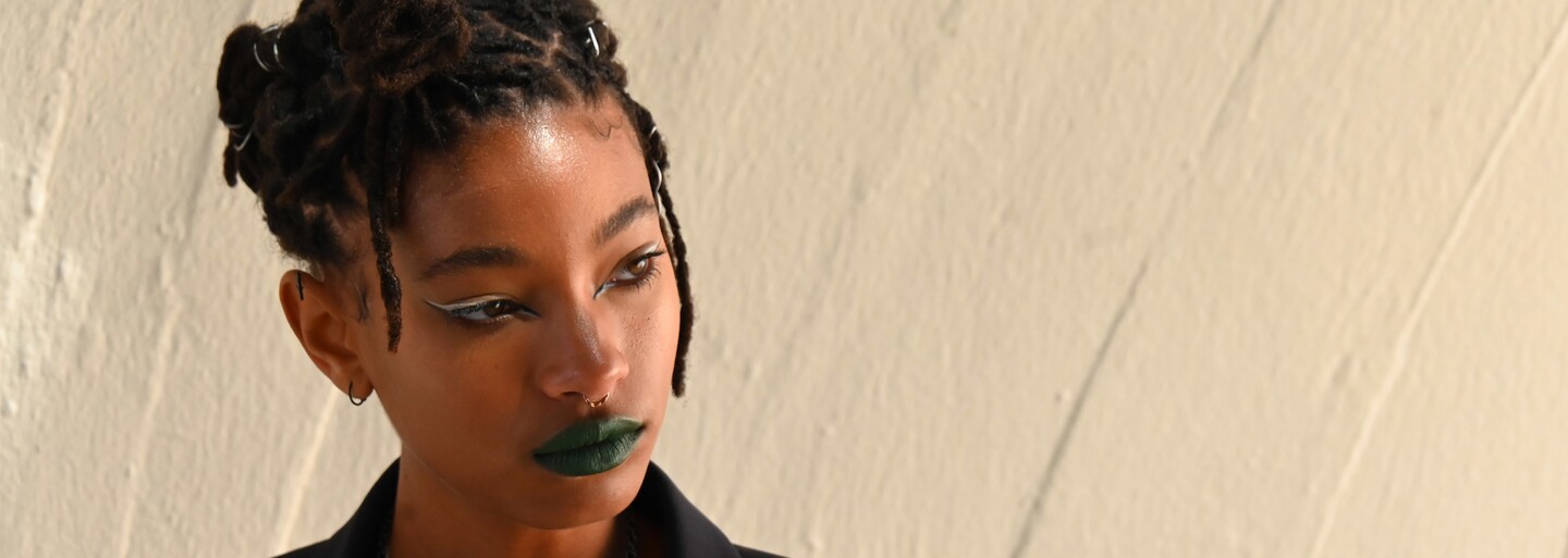 Willow Smith: Úspěšná umělkyně, která ovládla TikTok a otevřeně promlouvá o bisexualitě, polyamorii i úzkostech