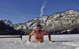 Wim Hof: Superman dnešnej doby, cítiaci sa v ľade ako doma. Na konte má 26 rekordov a na Mount Everest liezol iba v šortkách