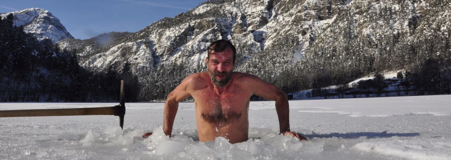 Wim Hof: Superman dnešnej doby, cítiaci sa v ľade ako doma. Na konte má 26 rekordov a na Mount Everest liezol iba v šortkách
