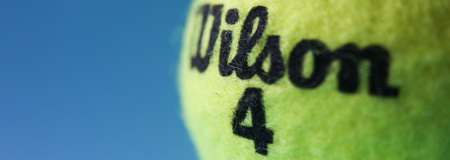 Wimbledon nie je len o tenise. Kurty stráži jastrab, zje sa tu viac ako 20 ton jahôd a trávnik musí mať 8 milimetrov