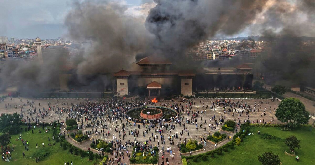 VIDEO: Násilné protesty v Nepálu si vyžádaly již 51 obětí. Tisíce vězňů jsou stále na útěku