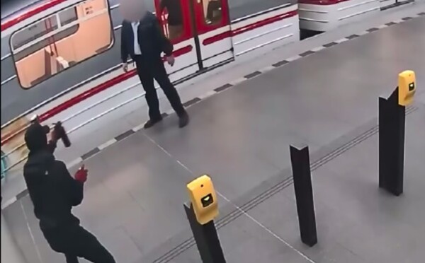 Writery v pražském metru nepřerušila od graffiti ani obsluha DPP. Zaměstnancům nastříkali sprej do obličeje