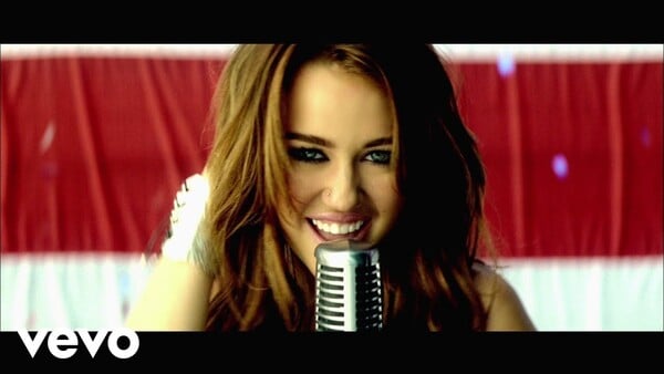Kto napísal text hitu Party In The U.S.A od Miley Cyrus?