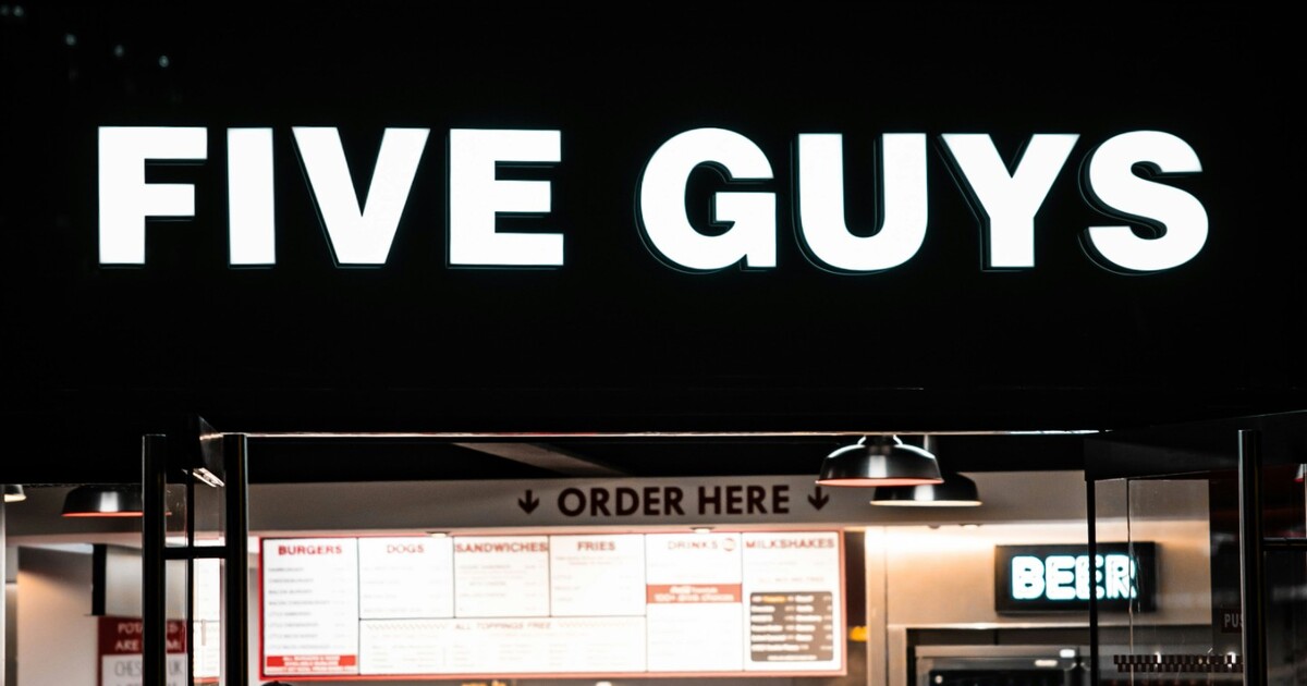 Legendární Five Guys už brzy v Praze. Víme, kdy se brány fastfoodu otevřou