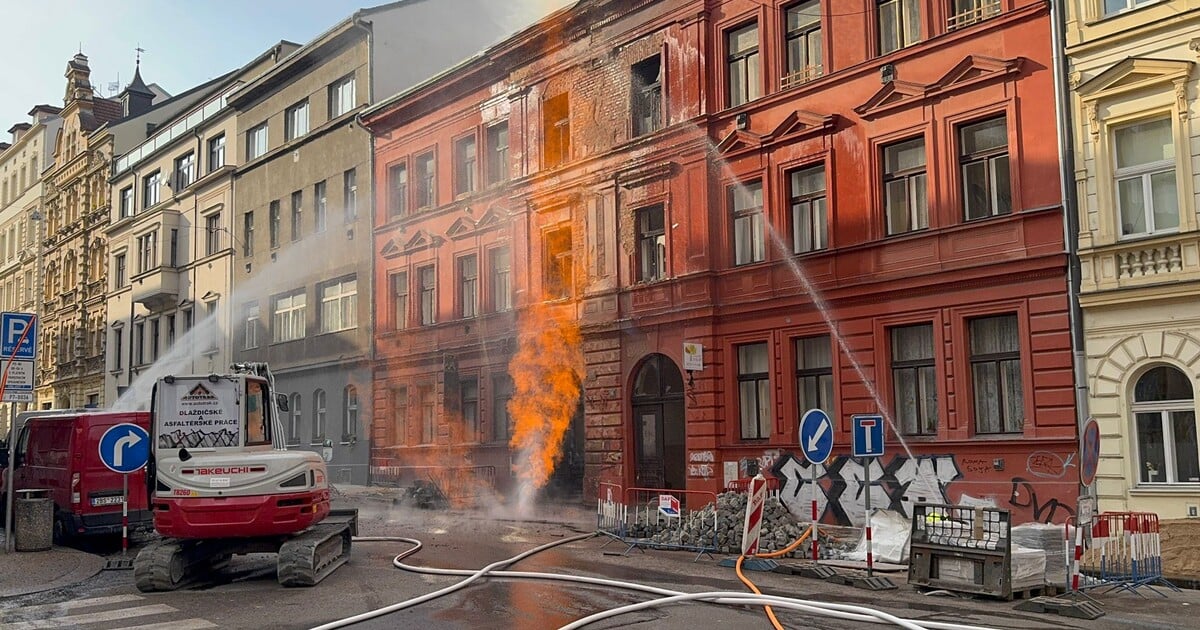 VIDEO: Na Letné hoří plynové potrubí. Plameny šlehaly několik metrů vysoko