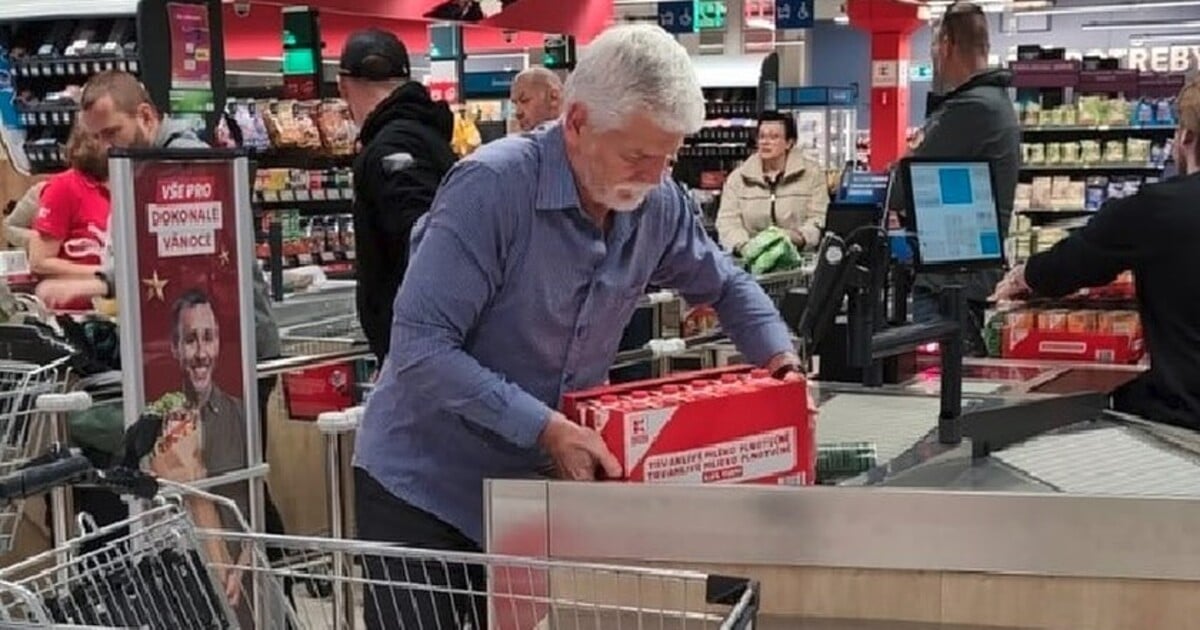 Neokázale a bez kamer. Prezident Pavel potají nakoupil jídlo do potravinové sbírky