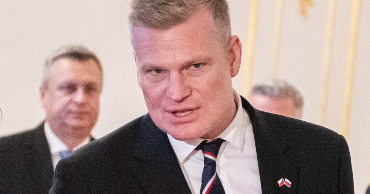 Filip Turek zlehčoval hajlování před dětmi v Poslanecké sněmovně. Vymlouval se na Beatles