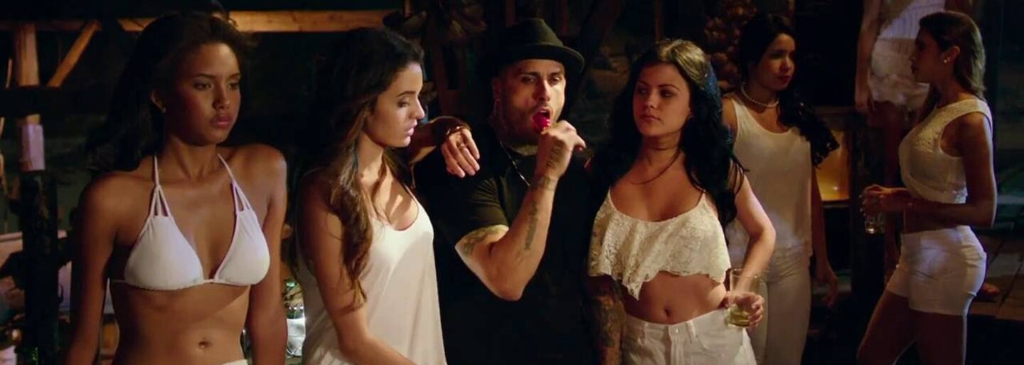 Xander Cage je späť! Vin Diesel jazdi na motorke po mori, užíva si sex so ženami a zabíja agentov po desiatkách