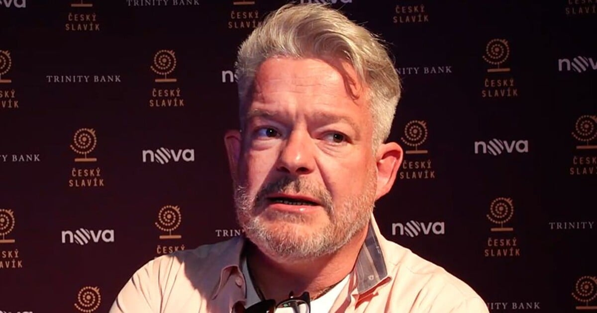 KOMENTÁŘ: Na Českém Slavíkovi padaly vtipy z pravěku. Současná televize má na víc než na vtipy o queer menšině