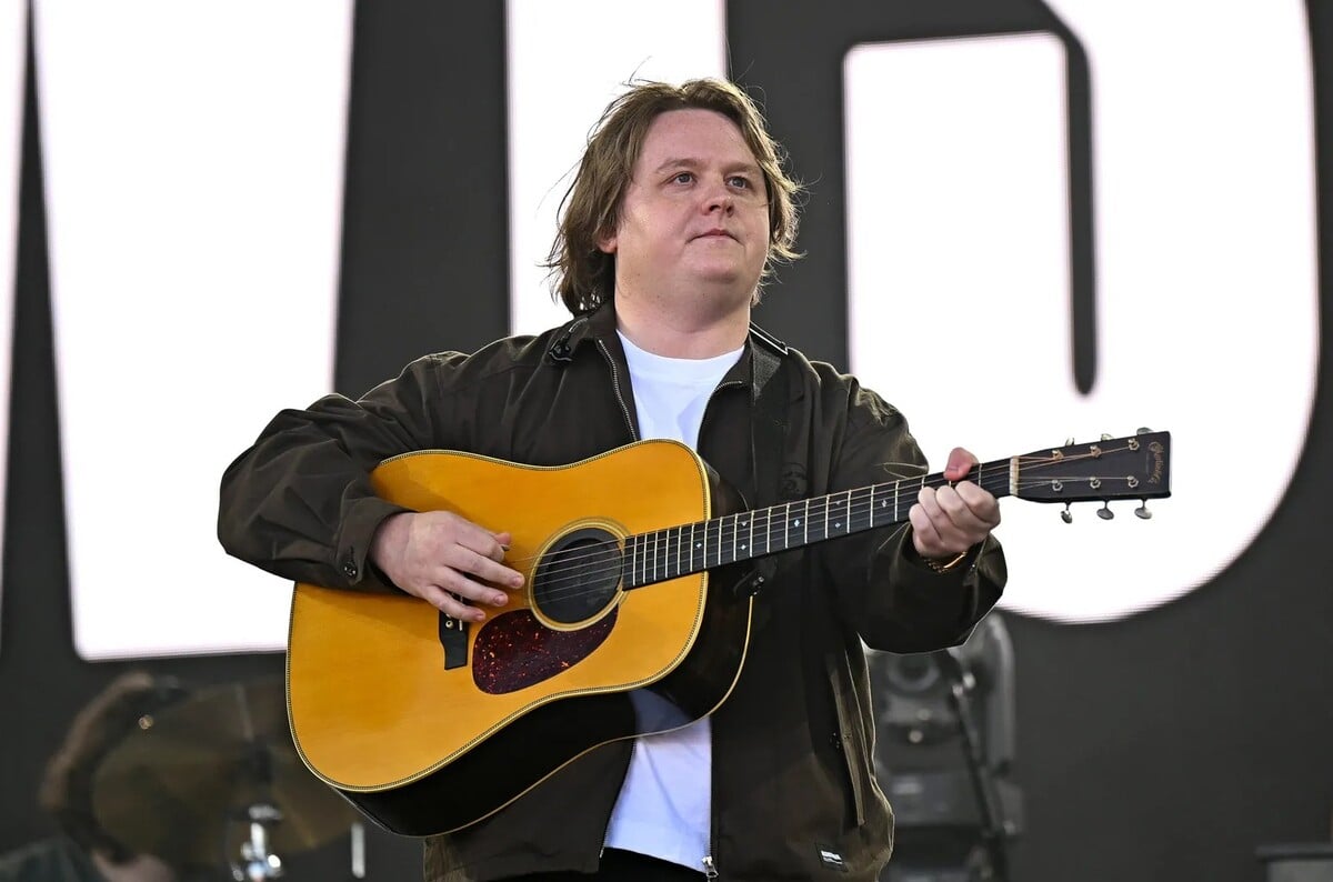 Lewis Capaldi s prekvapivým 35-minútovým vystúpením v Glastonbury.