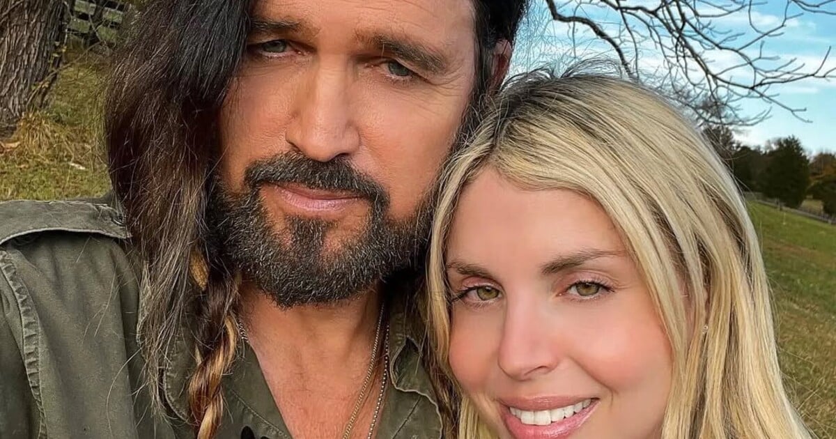 Rodinné drama Miley Cyrus pokračuje. Otec slavné zpěvačky je obviněn ze zneužívání