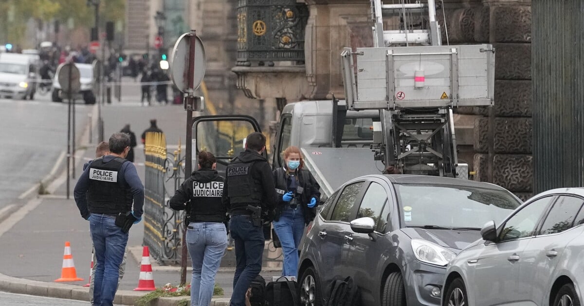 Loupež v Louvru: Policie chytila dva muže podezřelé z krádeže vzácných šperků