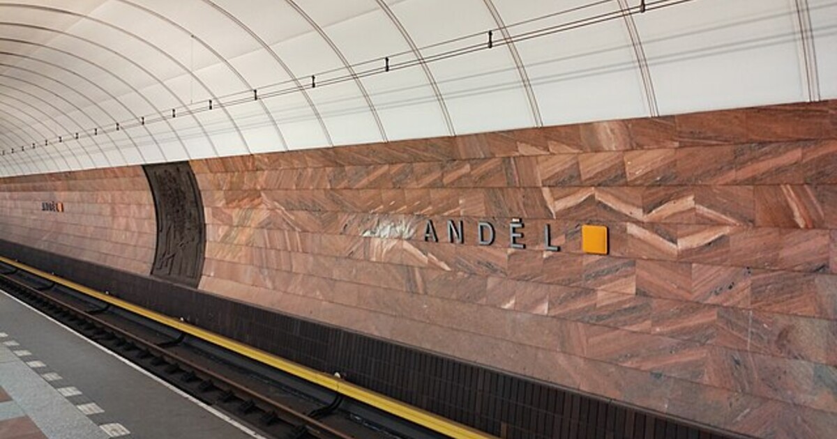 Část metra linky B stojí. Na Andělu srazilo metro ženu, zřejmě skočila