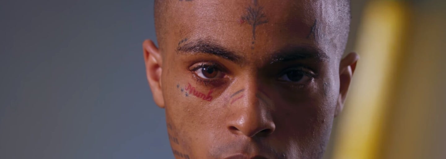 XXXTentacionovi vyšiel posmrtný videoklip, kde sa sám sebe pozerá do rakvy