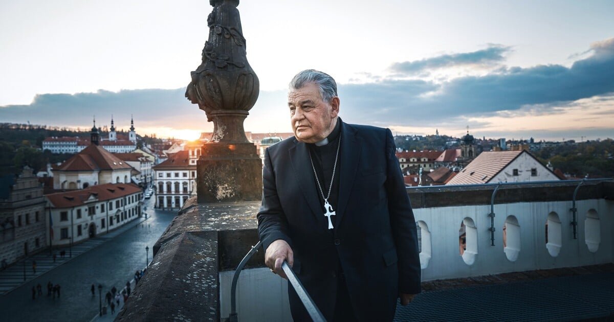 Česko se rozloučilo s kardinálem Dukou. Jaké osobnosti přišly na pohřeb?