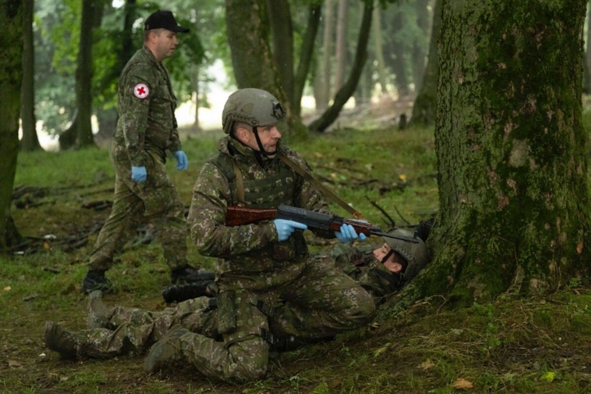 Prezident Pellegrini počas výcviku do NOS so samopalom Vz. 58.