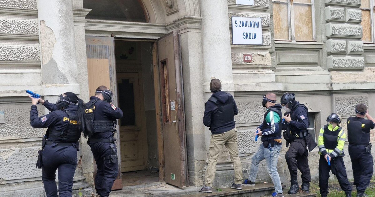 Maskovaní policisté vtrhli do školy ve Varnsdorfu. Spletli si budovu