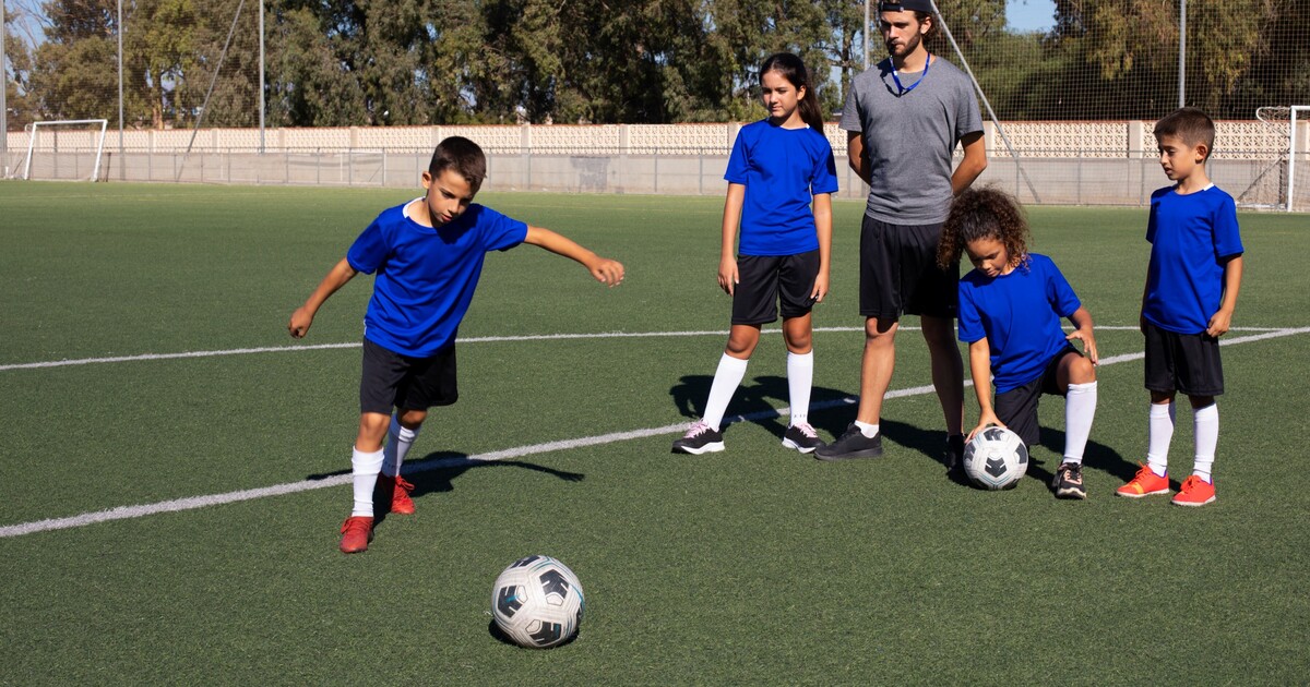 Rasistické útoky na romské děti z fotbalového týmu od příznivců Baníku. Policie vše prošetřuje