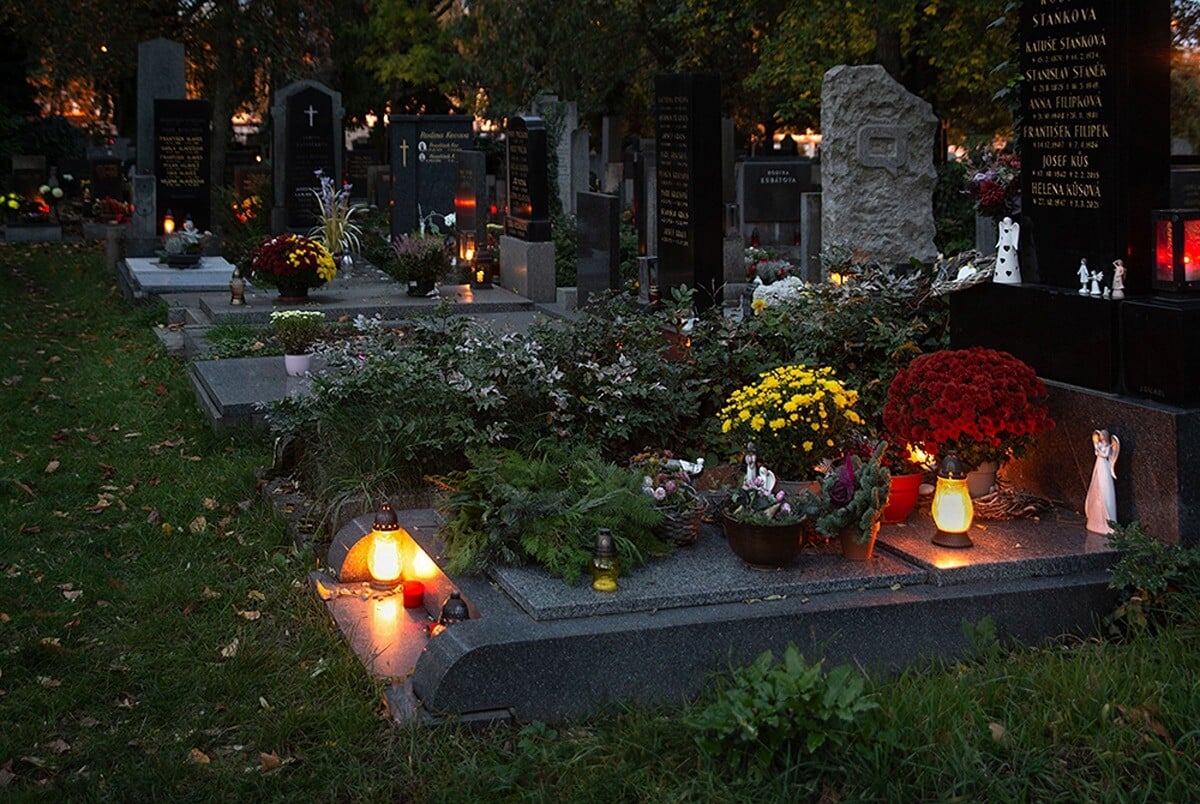 Dušičky na Olšanských hřbitovech.
