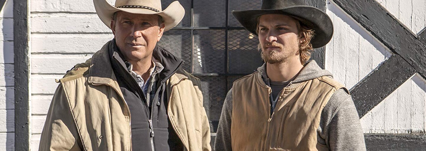 Yellowstone od scenáristu Sicaria a Wind River boduje skvelými hercami a atmosférou, ale chýba mu pevnejšie režijné vedenie (Recenzia)