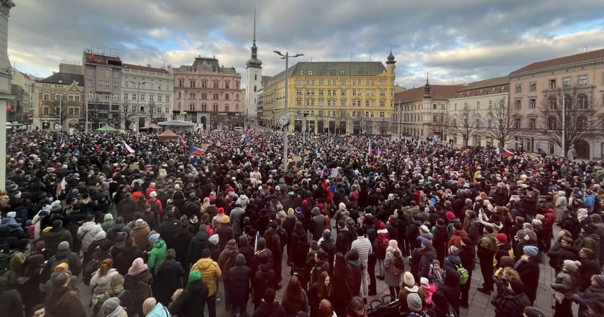 FOTO: Lidé po celém Česku vyšli do ulic podpořit prezidenta. Podívej se na fotky z měst