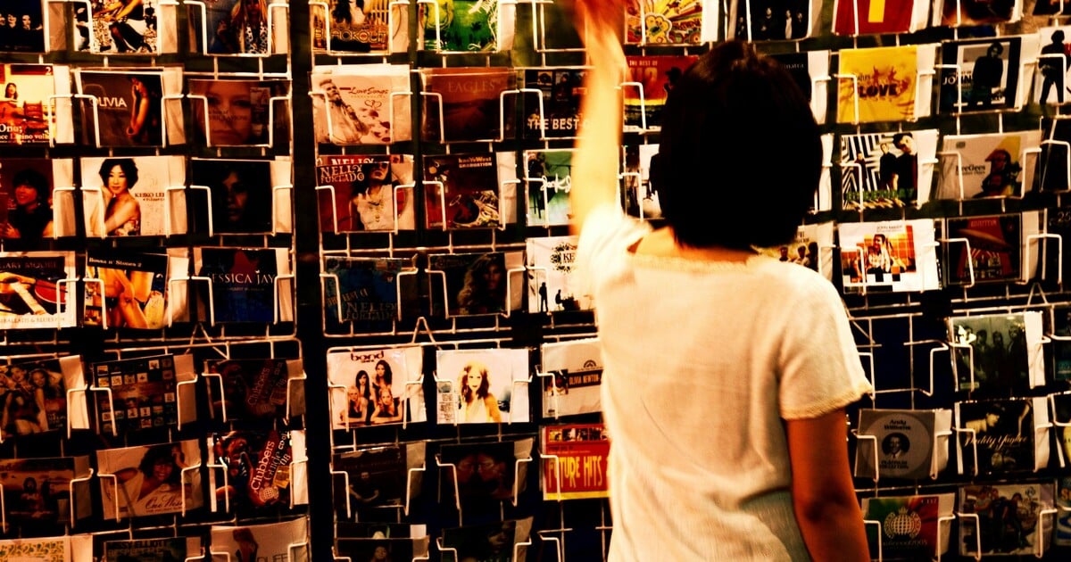 Fyzická média vrací úder: Proč generace Z vyměňuje streaming za vinyly a Blu-ray