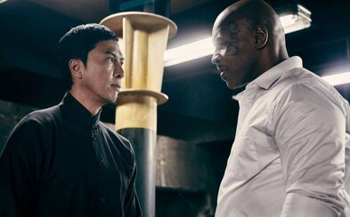 Yip Man v podaní Donnieho Yena ukazuje, ako testuje schopnosti potenciálnych žiakov Yip Man v podaní Donnieho Yena ukazuje, ako testuje schopnosti potenciálnych žiakov