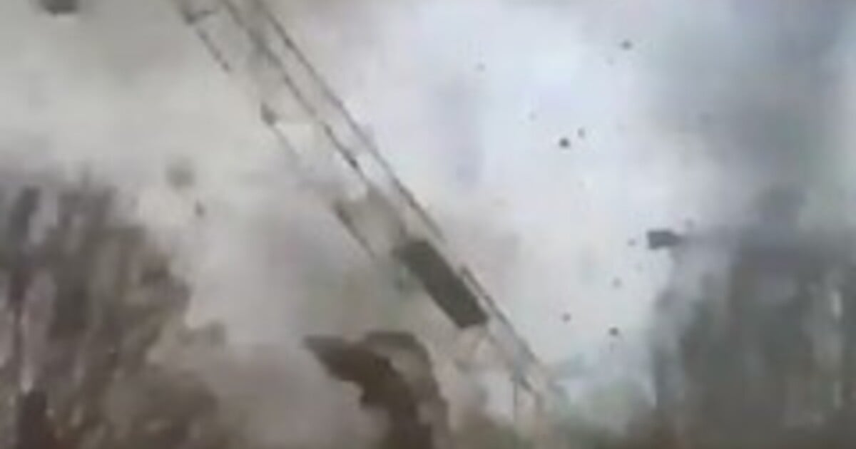VIDEO: Ničivé tornádo nedaleko Paříže poškodilo budovy a převracelo jeřáby. Jeden člověk zemřel