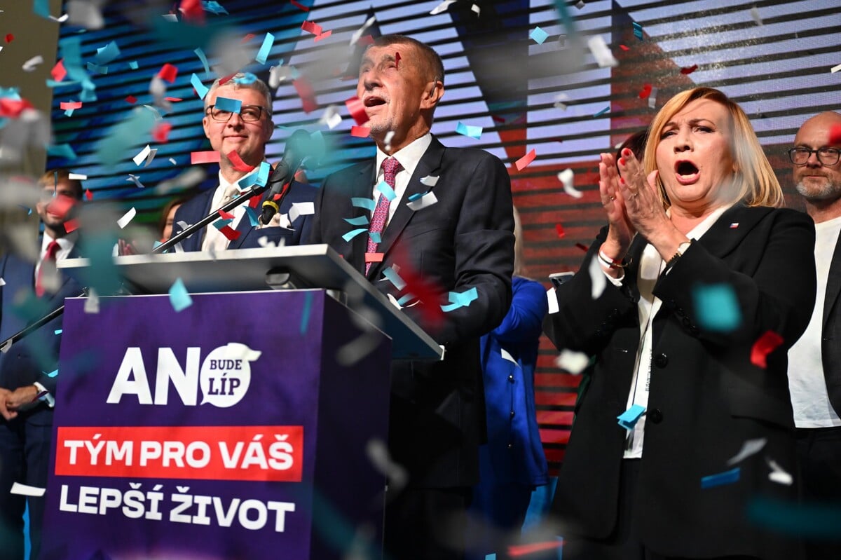 Andrej Babiš slaví výhru ve volbách.