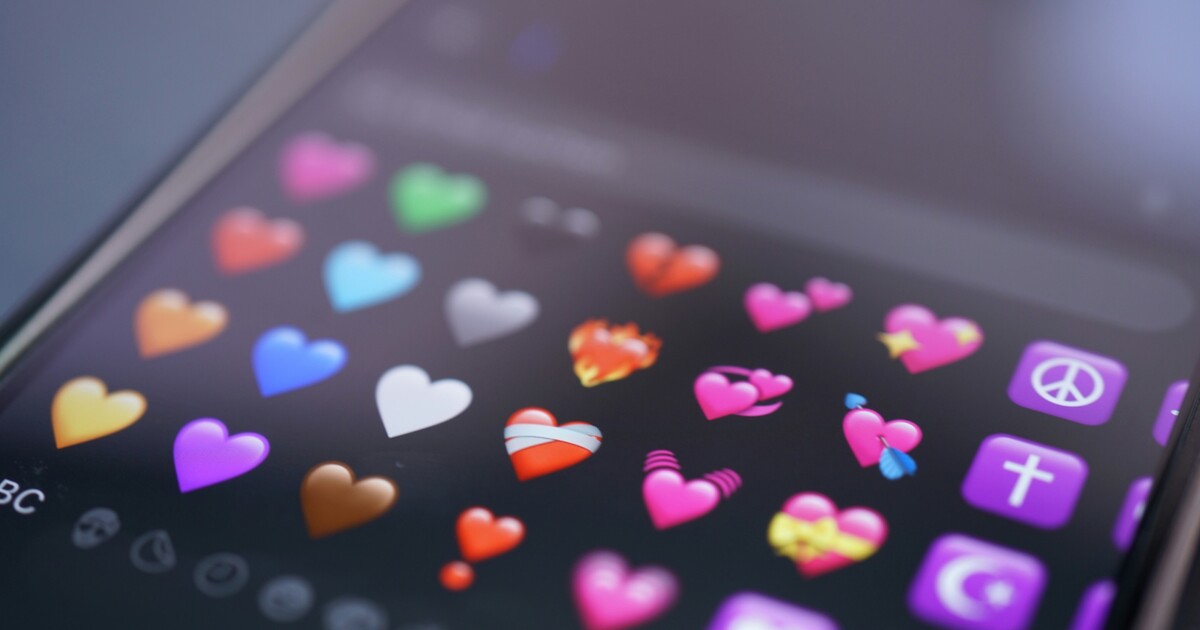 Cambridge Dictionary zveřejnil slovo roku 2025. Popisuje vztah lidí a celebrit