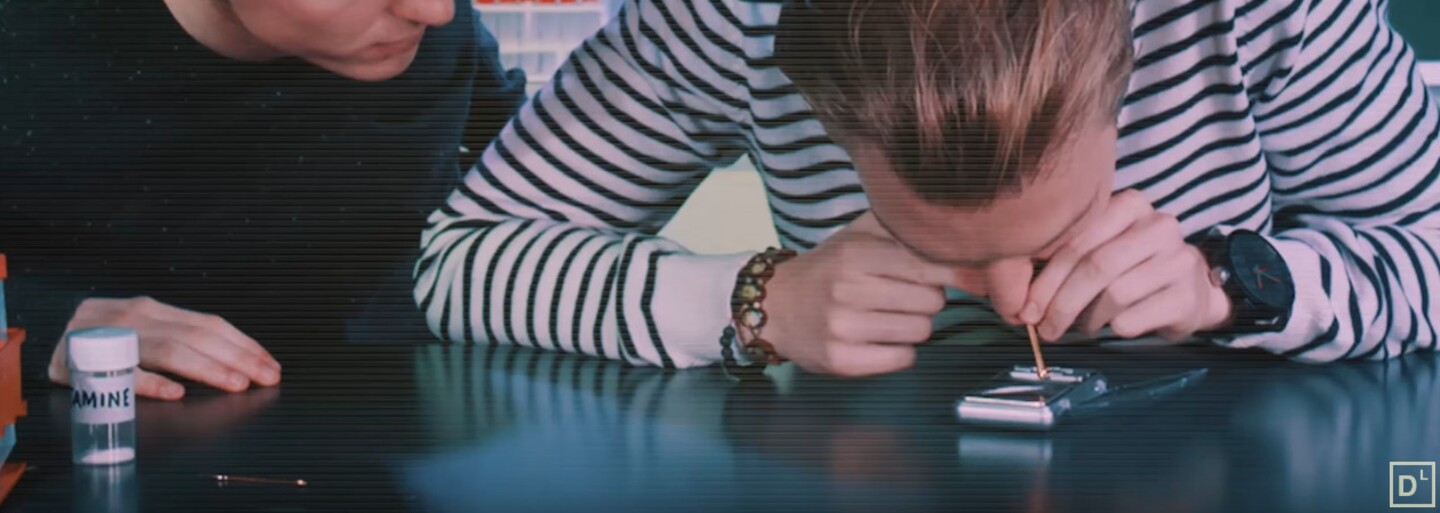 YouTube kanál, jaký jsi ještě neviděl. V Drugslab nemají problém šňupnout čáru bílého přímo před kamerou