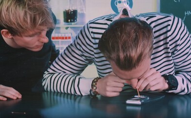 YouTube kanál, jaký jsi ještě neviděl. V Drugslab nemají problém šňupnout čáru bílého přímo před kamerou YouTube kanál, jaký jsi ještě neviděl. V Drugslab nemají problém šňupnout čáru bílého přímo před kamerou