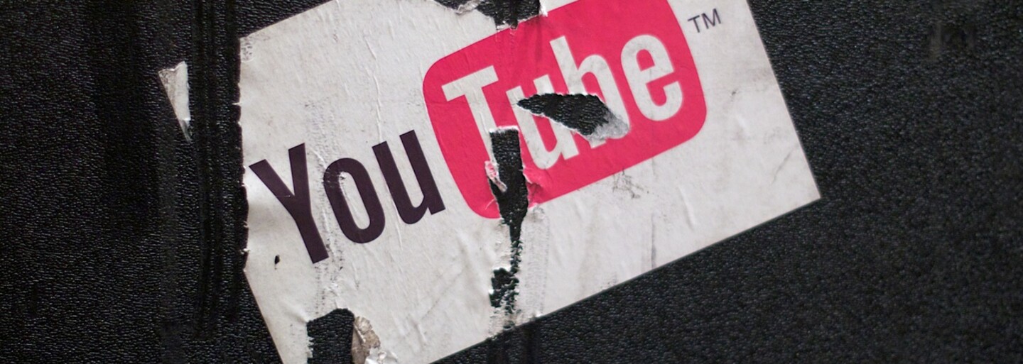 YouTube začne bojovať proti konšpiračným teóriám. Pri videách s pofidérnym obsahom ponúkne dôveryhodný zdroj