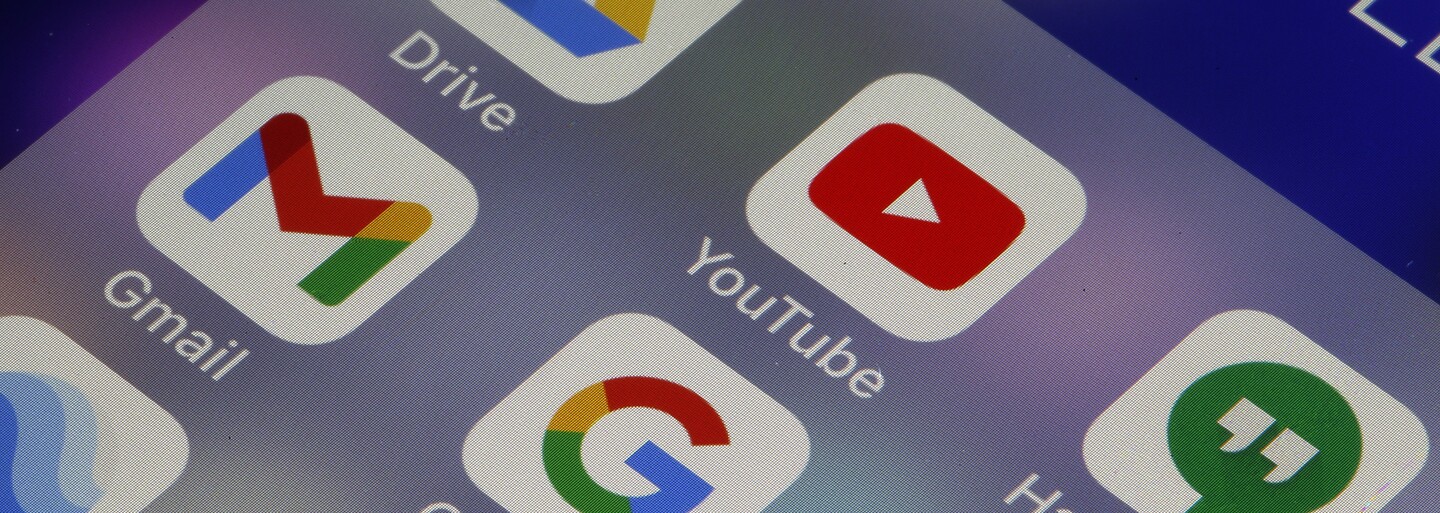 Youtuber James Charles sa priznal, že vypisoval maloletým chlapcom. Posielal im nevhodné správy, vraj nevedel, že nemajú 18