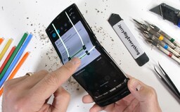 YouTuber rozlomil ohybnú Motorolu Razr. Jeho test ti mal ukázať, čo všetko mobil vydrží