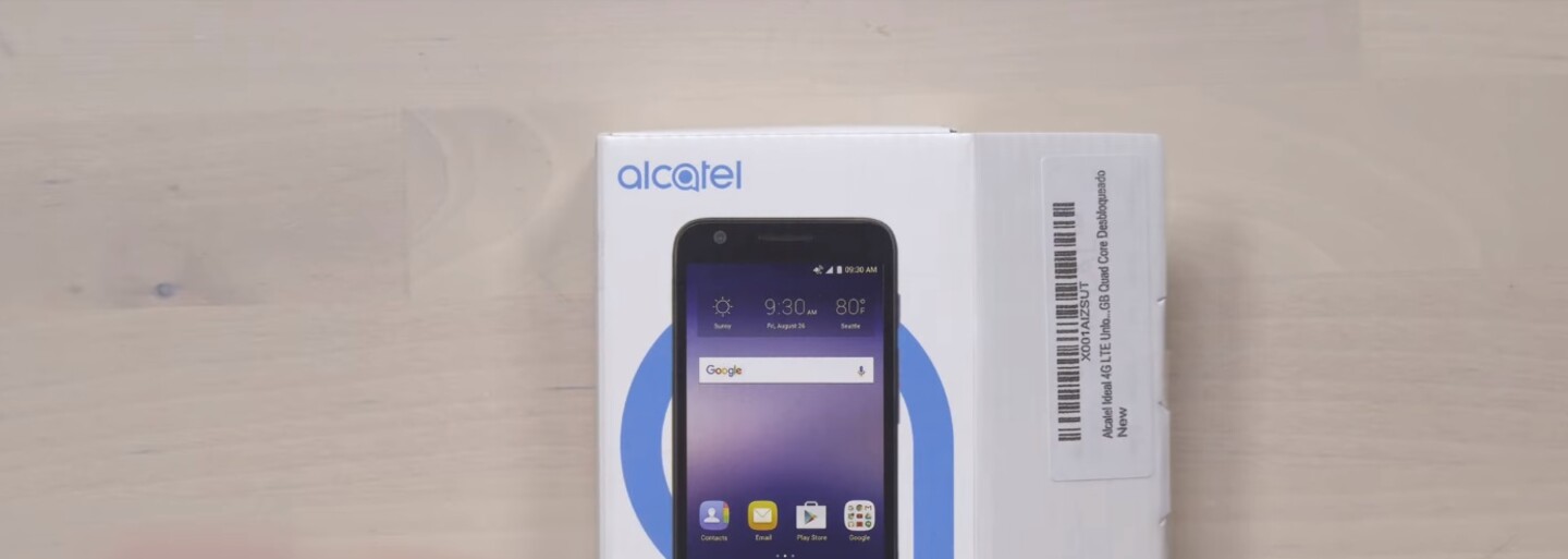 Youtuber si koupil smartphone za tisícovku a nikomu to nedoporučuje. Model od firmy Alcatel nabízí návrat do středověku