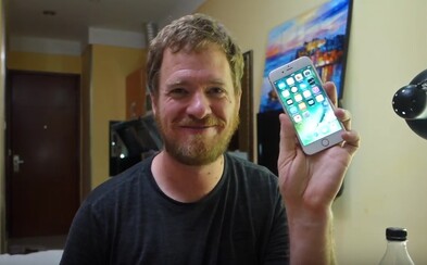 YouTuber si v Číně poskládal funkční iPhone. Místní obchody s elektronikou měly všechny potřebné součástky YouTuber si v Číně poskládal funkční iPhone. Místní obchody s elektronikou měly všechny potřebné součástky