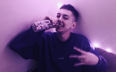 Youtuber Slimso rapuje. Nenabíjí zbraň, ale tvoji holku, které dává i napapat Youtuber Slimso rapuje. Nenabíjí zbraň, ale tvoji holku, které dává i napapat