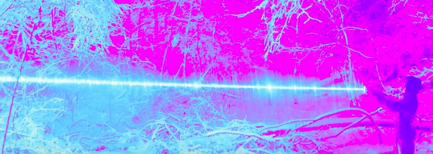 Youtuber vyrobil najsilnejší ručný laser. Dokáže roztaviť sklo